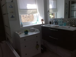 Douche, séchoir à cheveux, serviettes fournies, papier de toilette