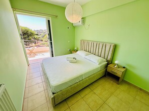 4 quartos, cofres nos quartos, escrivaninha