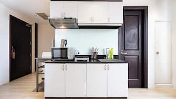 Deluxe Apartment, 2 Bedrooms, Kitchen, City View | Private kitchen