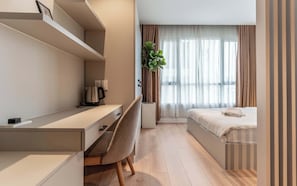 Appartement Deluxe, 1 très grand lit, cuisine, vue sur la ville | Coffre-fort, bureau, rideaux d’obscurcissement, système d’insonorisation