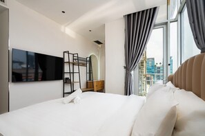 Appartement Deluxe, 2 chambres, cuisine, vue sur la ville | Coffre-fort, bureau, rideaux d’obscurcissement, système d’insonorisation