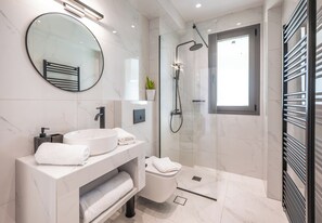 Articles de toilette écologiques, sèche-cheveux, serviettes fournies