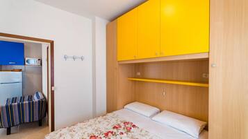 2 habitaciones, caja de seguridad en la habitación y escritorio