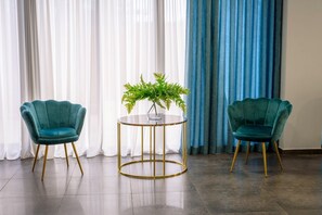 Coin salon dans le hall