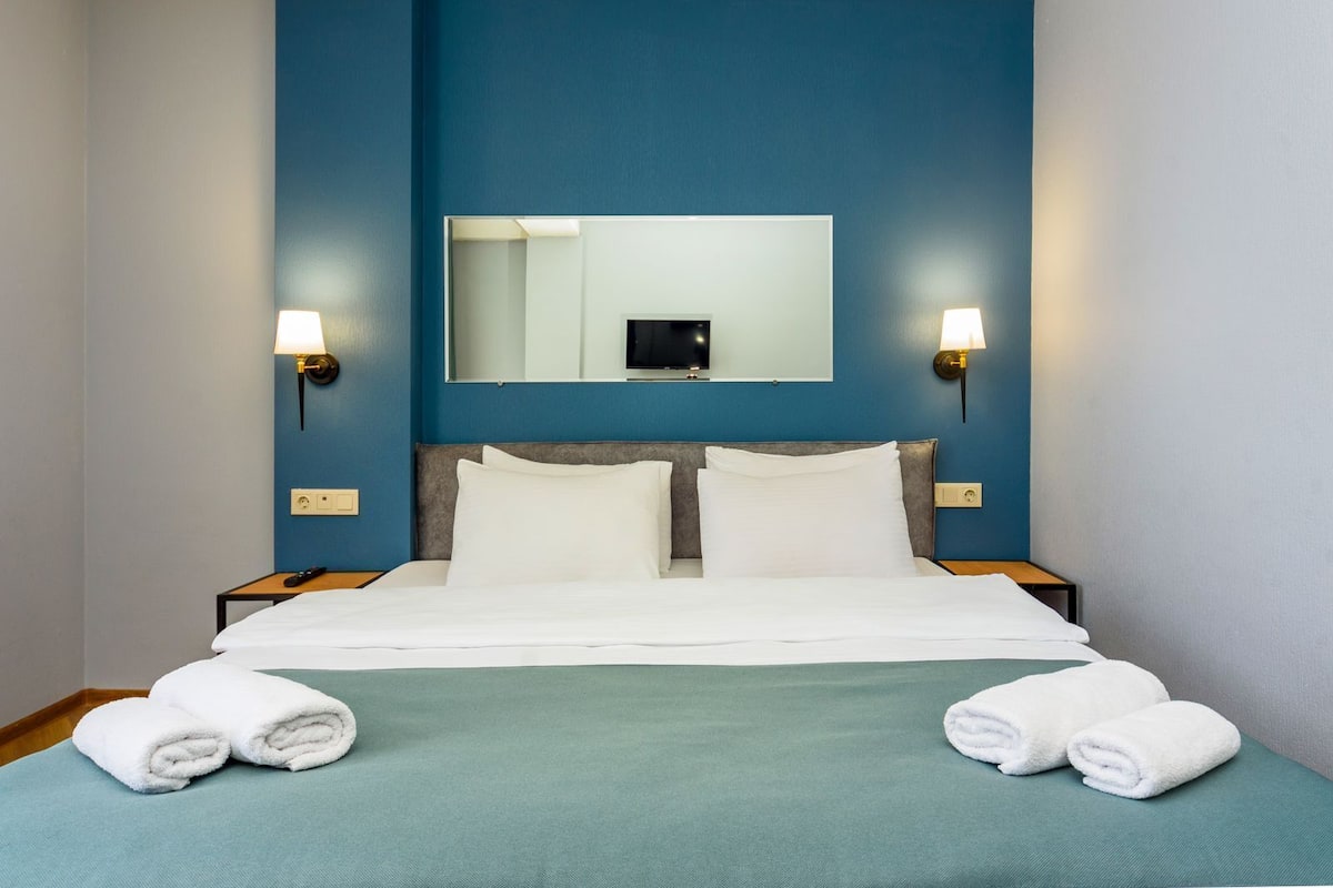Business eenpersoonskamer | Een bureau, gratis wifi, beddengoed