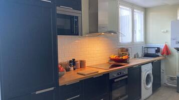 Réfrigérateur, micro-ondes, four, plaque de cuisson