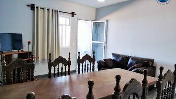 Apartamento conforto, 2 quartos, 2 banheiros, vista para a praia | Sala de jantar