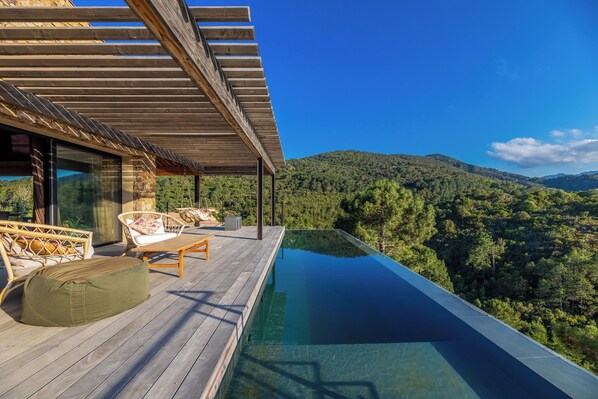 Pool - Villa D'architecte Comme un nid D'aigle en Pleine Nature Entre mer et Montagne (Sari-Solenzara)