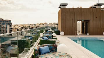 Una piscina cubierta, una piscina al aire libre