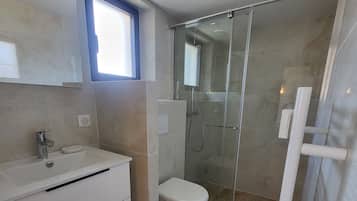 Douche, sĂšche-cheveux, serviettes fournies, savon