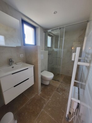 Dusche, Haartrockner, Handtücher, Seife