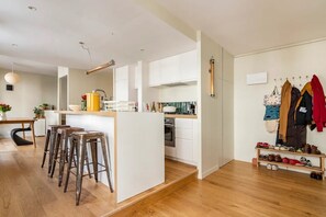 Fridge, microwave, oven, stovetop - Fully renovated 46 sqm apartment in the charming Faidherbe village in Paris (Paris)