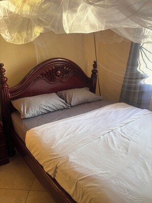 5 bedrooms, iron/ironing board, WiFi, bed sheets