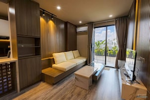 Apartamento Deluxe, 1 habitación, cocina, vistas a la ciudad | Zona de estar | Smart TV de 42 pulgadas con canales digitales