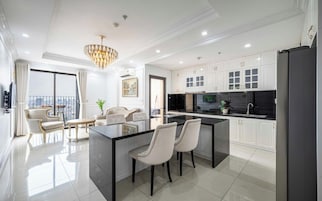 Apartamento Deluxe, 2 habitaciones, cocina, vistas a la ciudad | Zona de estar | Smart TV de 42 pulgadas con canales digitales