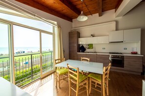 Fridge, oven, stovetop - Beachfront apartment (Pineto)