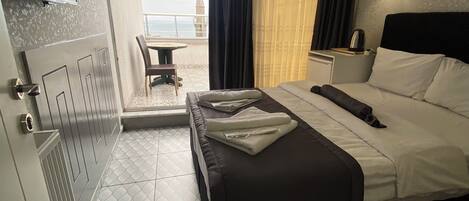 Romantic Double Room | In-room safe, desk, laptop workspace, soundproofing