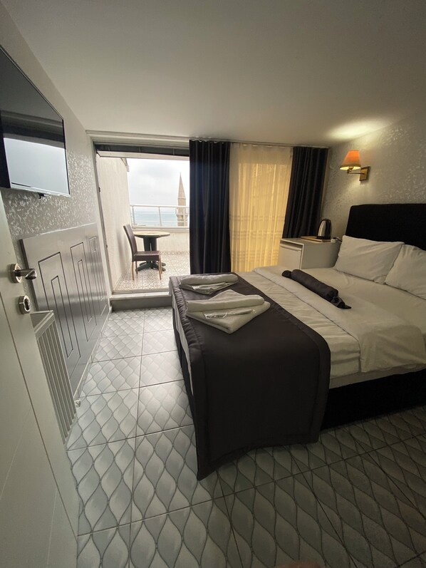 Romantic Double Room | In-room safe, desk, laptop workspace, soundproofing - Timex Suites İstanbul (Istanbul)