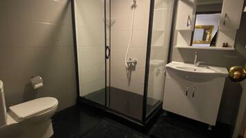 Family Suite | Bathroom | Shower, slippers, towels