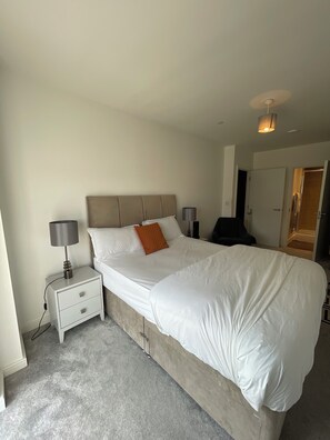 2 bedrooms, iron/ironing board, WiFi, bed sheets - UPPAMOST luxury home 2 (Rainham)