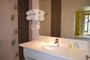Chambre lits jumeaux avec douche | Bathroom | Hair dryer, towels, soap, shampoo - Hôtel de Bourgogne (Cluny)