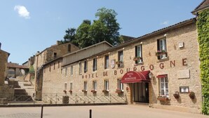 Un bâtiment en pierre sur lequel on peut lire l’inscription : « HÔTEL DE BOURGOGNE ».