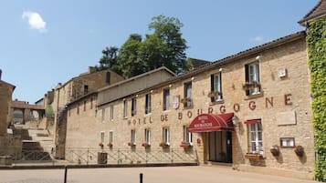 Vista frontal de la propiedad