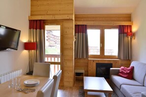 Living area - Ski-in/ski-out & foot of the slopes, 4th floor, swimming pool, hammam, balcony, fireplace or stove (La Plagne)