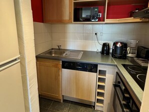 Kjøleskap, mikrobølgeovn, ovn og oppvaskmaskin