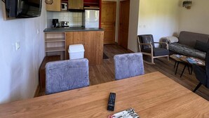 A compact living space with a dining area, kitchenette, and seating area. - 7th floor, view ski slopes, swimming pool, balcony, tv, ski locker, 41m², La Plagne (La Plagne)