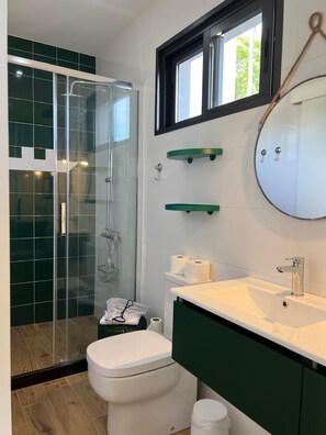 Een haardroger, handdoeken, zeep, toiletpapier
