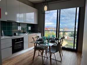 Fridge, oven, stovetop, coffee/tea maker