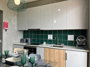 Fridge, oven, stovetop, coffee/tea maker