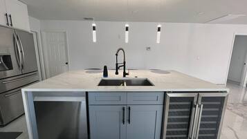 雪櫃、微波爐、焗爐、爐具