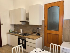 Frigorífico, microondas, horno y placa de cocina