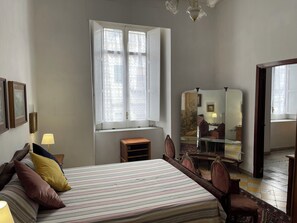 2 quartos, escrivaninha, ferros/tábuas de passar roupa, Wi-Fi