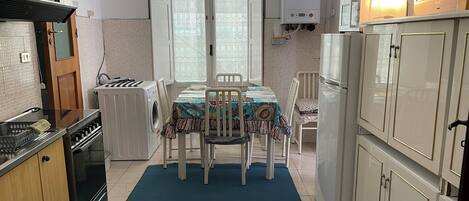 冰箱、微波炉、烤箱、炉灶