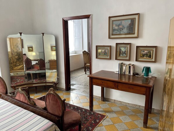 2 quartos, escrivaninha, ferros/tábuas de passar roupa, Wi-Fi