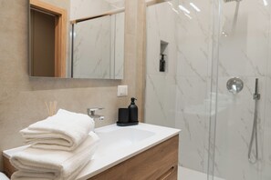 Dusche, Haartrockner, Bidet, Handtücher