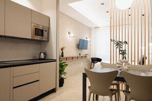 Kühlschrank, Mikrowelle, Herdplatte, Geschirrspüler