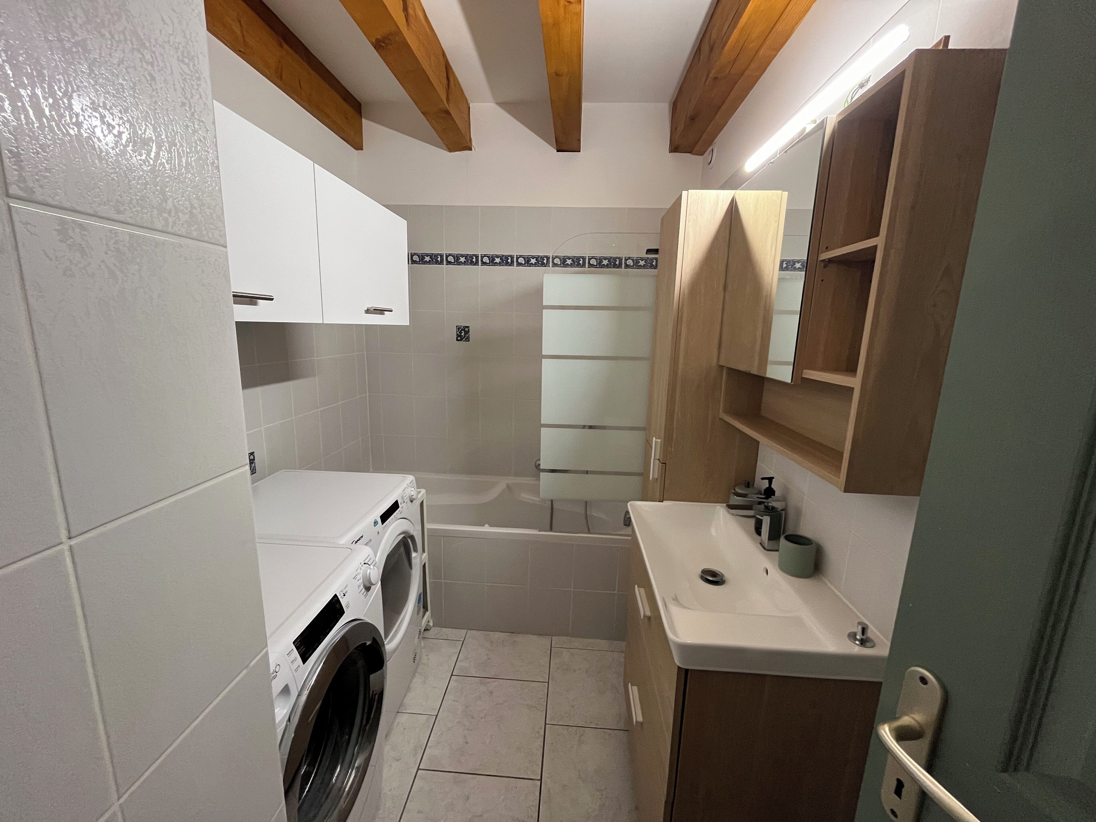 Secadora de cabello, toallas, jabón, shampoo 