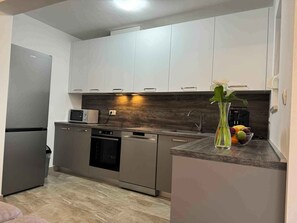 冷蔵庫、電子レンジ、オーブン、コンロ