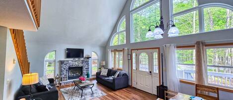 Smart TV, chimenea y videojuegos