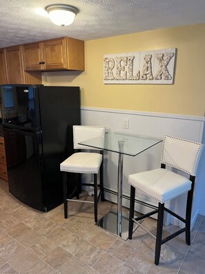 Dining - Family friendly serene house close to beaches, sleeps 8, lot off street parking (Saco)