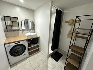 Een haardroger, handdoeken, zeep, shampoo