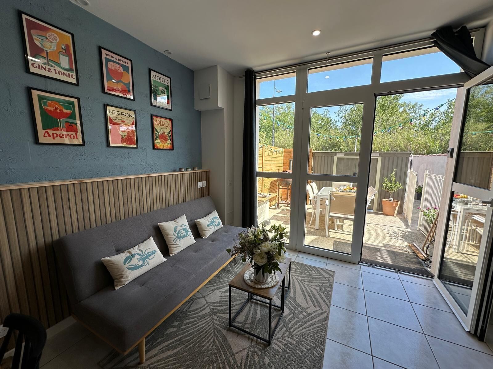 TV connectée, baby-foot, livres