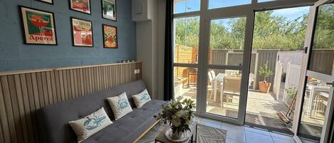 TV connectée, baby-foot, livres