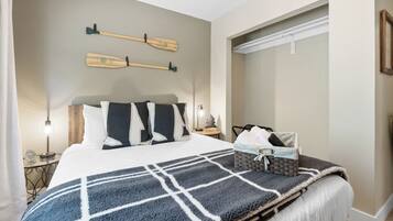 3 bedrooms, desk, iron/ironing board, travel crib