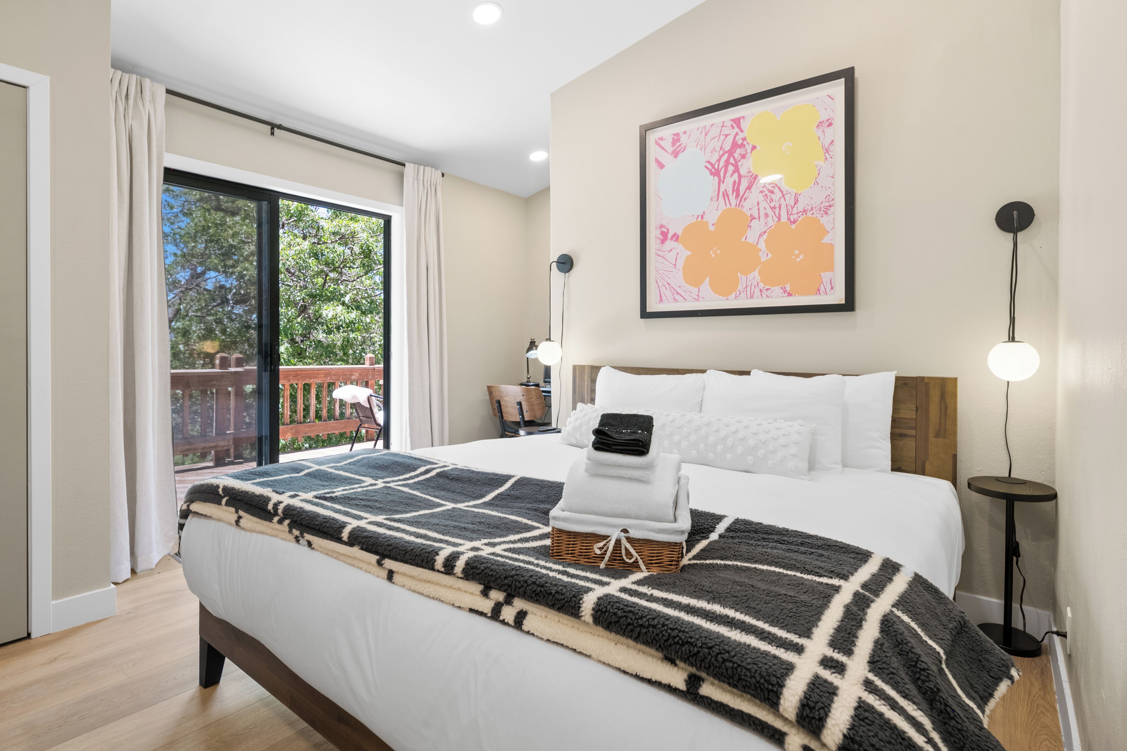 3 bedrooms, desk, iron/ironing board, travel crib