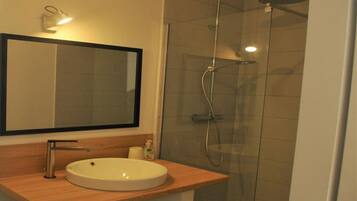 Douche, sĂšche-cheveux, serviettes fournies, savon